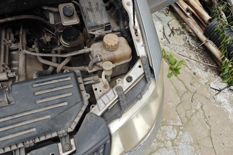 Used Wuling Hongguang 2013 1.5L Base Version Engine Bay Left