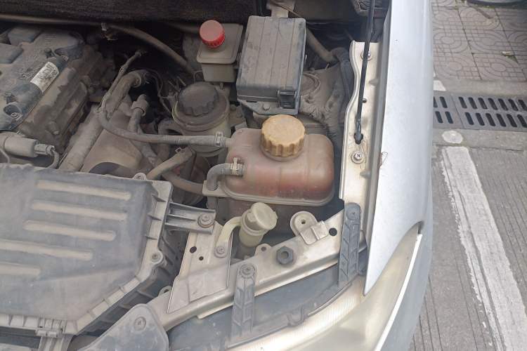 Used Wuling Hongguang 2013 1.5L Base Version Engine Bay Left
