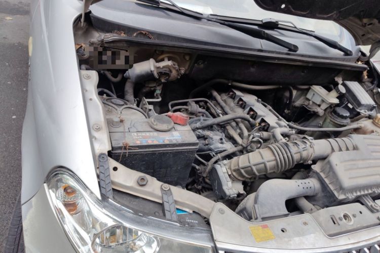 Used Wuling Hongguang 2013 1.5L Standard Version Engine Bay Right