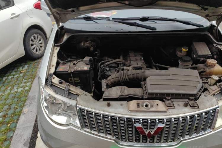 Used Wuling Hongguang 2013 1.5L Standard Version Engine Bay Right