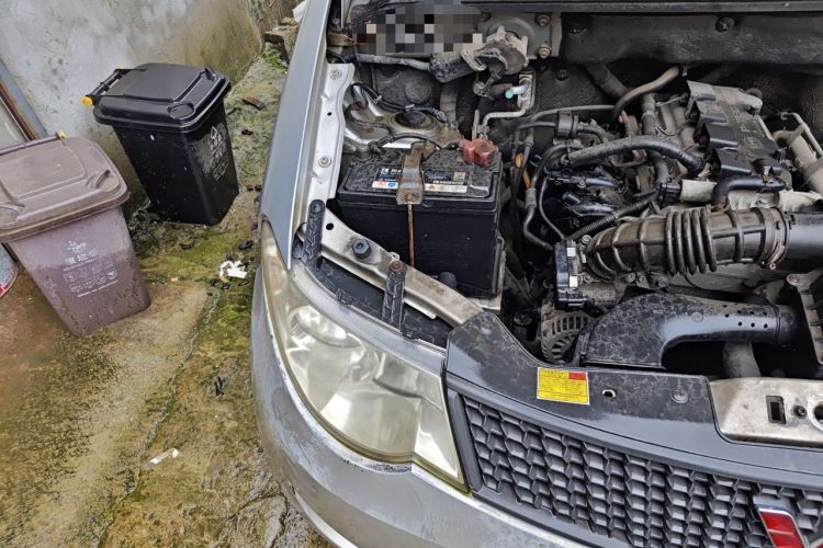 Used Wuling Hongguang 2013 1.5L Base Version Engine Bay Right