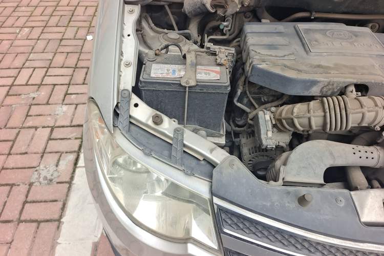 Used Wuling Hongguang 2013 1.5L Luxury Model Engine Bay Right
