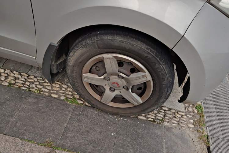 Used Wuling Hongguang 2013 1.5L Base Version Right Front Wheel Hub