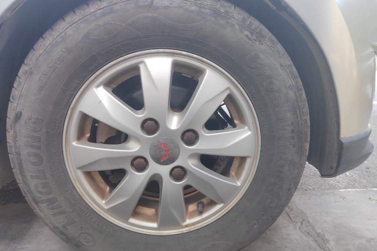 Used Wuling Hongguang 2013 1.5L S Comfort Model Right Front Wheel Hub
