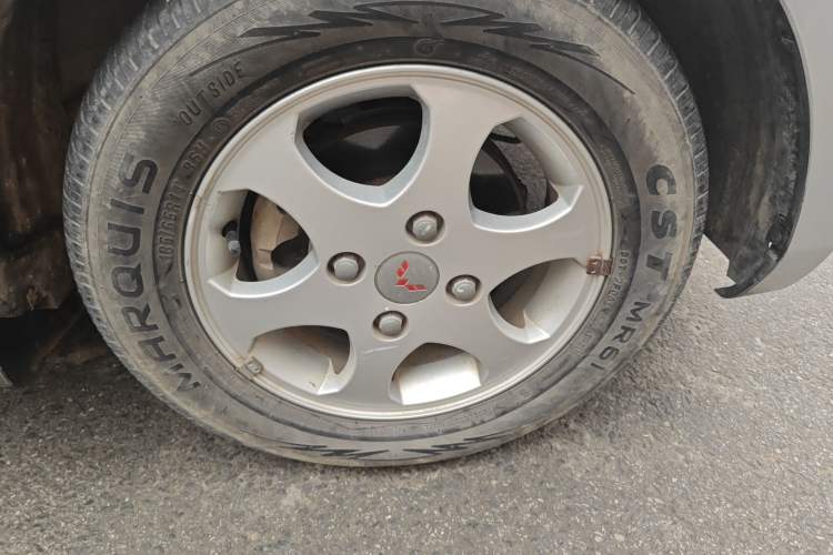 Used Wuling Hongguang 2013 1.5L Comfort Model Right Front Wheel Hub