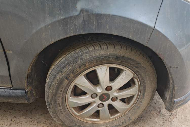 Used Wuling Hongguang 2013 1.5L S Comfort Model Right Front Wheel Hub