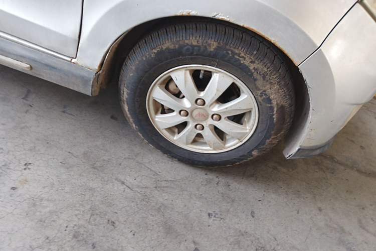 Used Wuling Hongguang 2013 1.5L S Luxury Model Right Front Wheel Hub