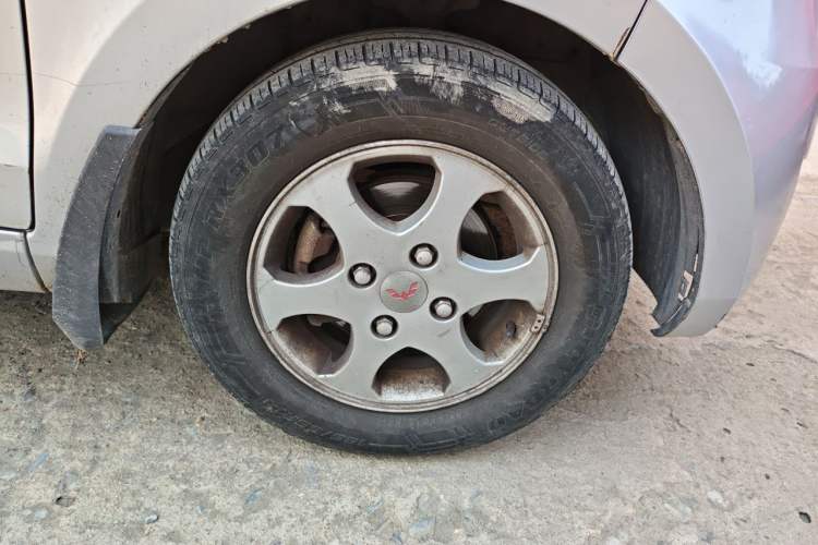 Used Wuling Hongguang 2013 1.5L Luxury Model Right Front Wheel Hub
