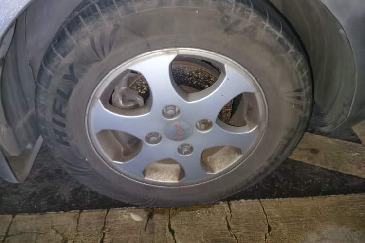 Used Wuling Hongguang 2013 1.5L Luxury Model Right Front Wheel Hub