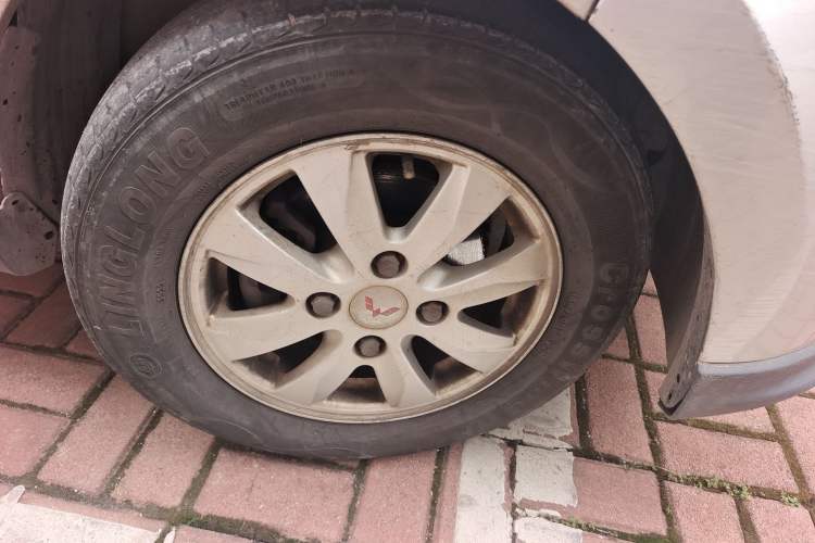 Used Wuling Hongguang 2013 1.5L Luxury Model Right Front Wheel Hub