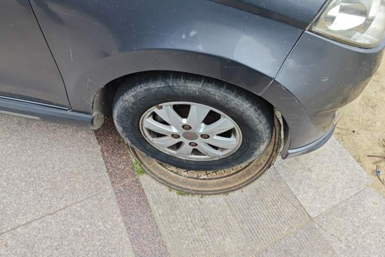 Used Wuling Hongguang 2013 1.5L S Comfort Model Right Front Wheel Hub