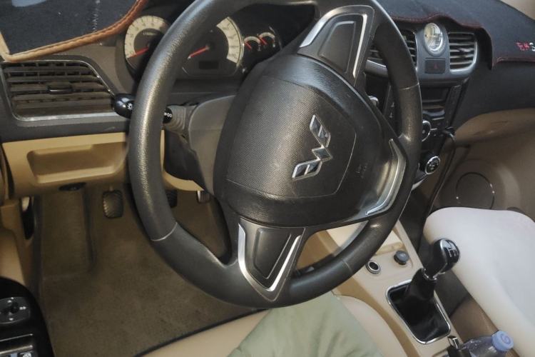 Used Wuling Hongguang 2013 1.2L S Comfort Model China IV Standard Steering Wheel