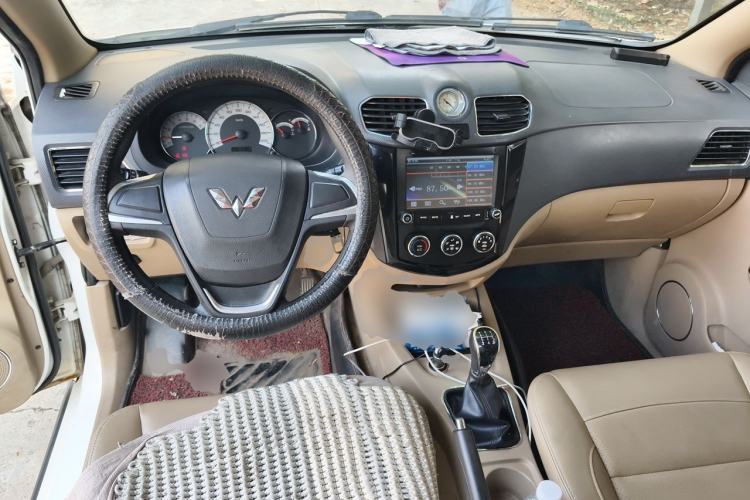 Used Wuling Hongguang 2013 1.5L S Comfort Model Center Console