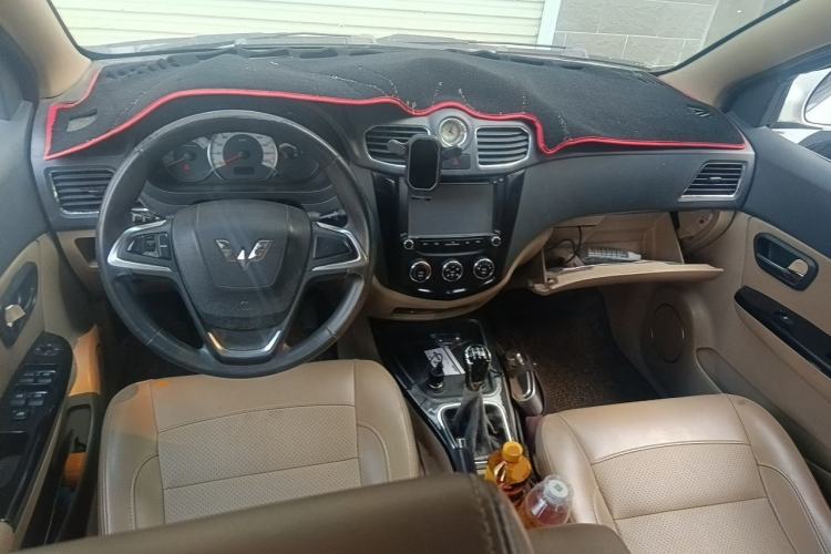 Used Wuling Hongguang 2013 1.5L S Luxury Model Center Console
