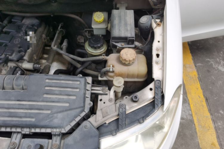 Used Wuling Hongguang 2013 1.5L Standard Version Engine Bay Left