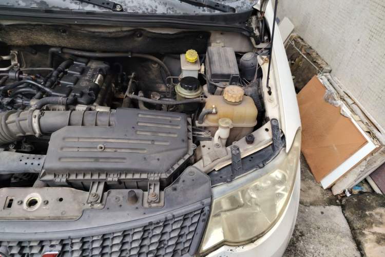 Used Wuling Hongguang 2013 1.5L Standard Version Engine Bay Left