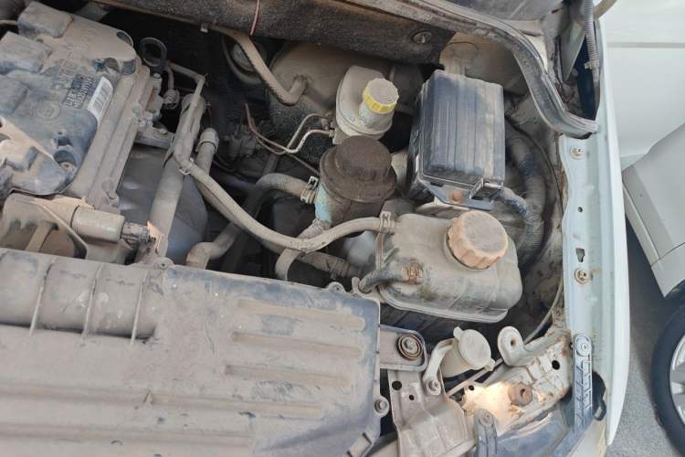 Used Wuling Hongguang 2013 1.5L Base Version Engine Bay Left