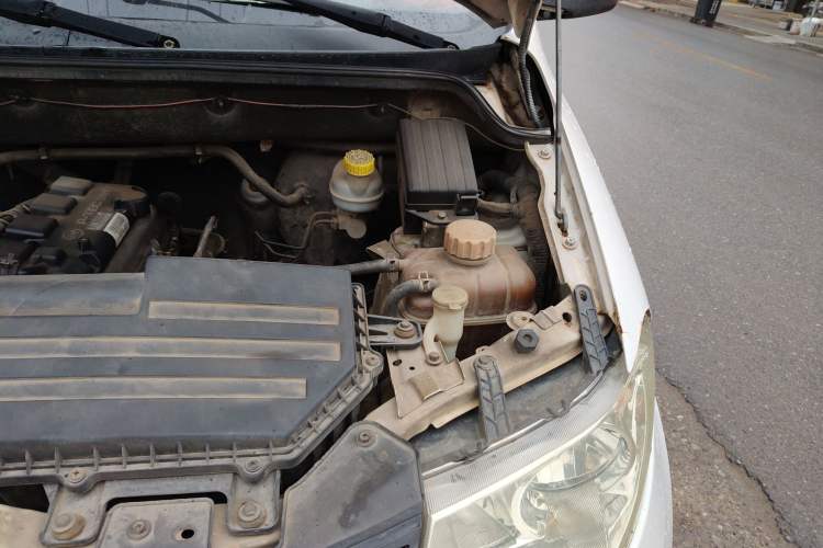 Used Wuling Hongguang 2013 1.5L Base Version Engine Bay Left