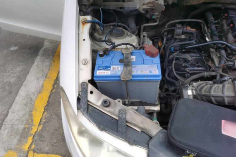 Used Wuling Hongguang 2013 1.5L Standard Version Engine Bay Right