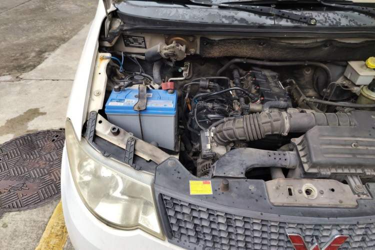 Used Wuling Hongguang 2013 1.5L Standard Version Engine Bay Right