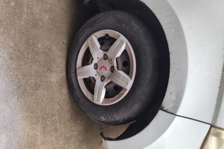 Used Wuling Hongguang 2013 1.5L Base Version Right Front Wheel Hub
