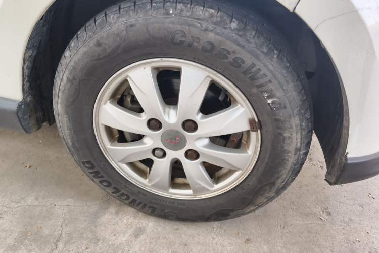 Used Wuling Hongguang 2013 1.5L S Comfort Model Right Front Wheel Hub