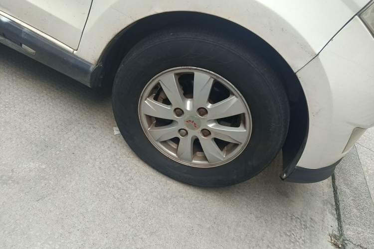 Used Wuling Hongguang 2013 1.5L S Luxury Model Right Front Wheel Hub