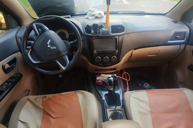 Used Wuling Hongguang 2013 1.5L S Comfort Model Center Console