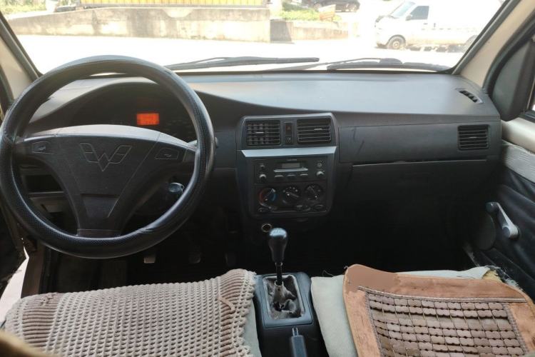 Used Wuling Hongguang 2013 1.2L S Comfort Model China IV Standard Center Console