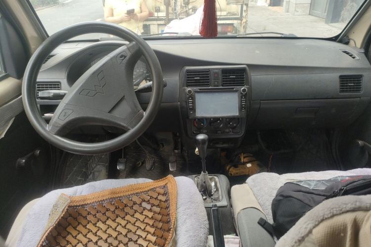 Used Wuling Hongguang 2013 1.2L S Comfort Model China IV Standard Center Console