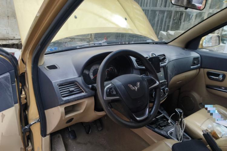 Used Wuling Hongguang 2013 1.5L S Luxury Model Center Console