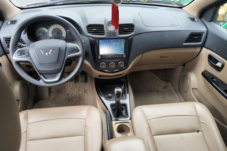 Used Wuling Hongguang 2013 1.5L S Luxury Model Center Console
