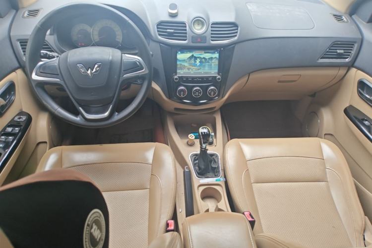 Used Wuling Hongguang 2013 1.5L S Comfort Model Center Console