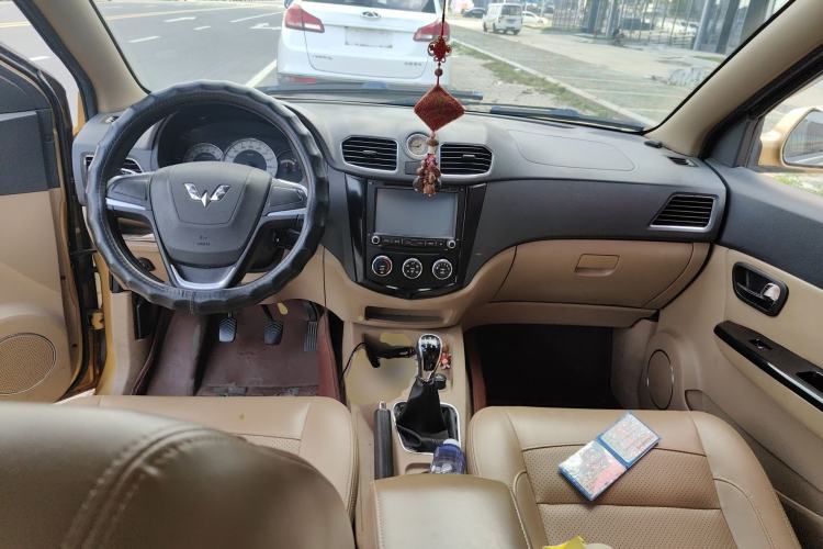 Used Wuling Hongguang 2013 1.5L S Comfort Model Center Console