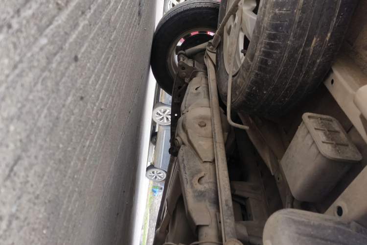 Used Wuling Hongguang 2013 1.5L S Luxury Model Chassis Rear Right