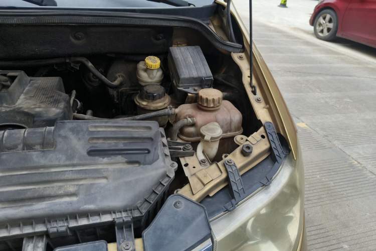 Used Wuling Hongguang 2013 1.5L S Luxury Model Engine Bay Left