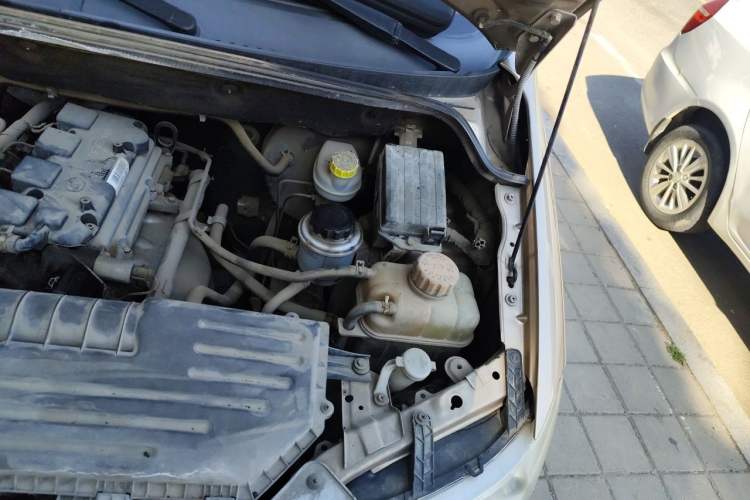 Used Wuling Hongguang 2013 1.5L Standard Version Engine Bay Left