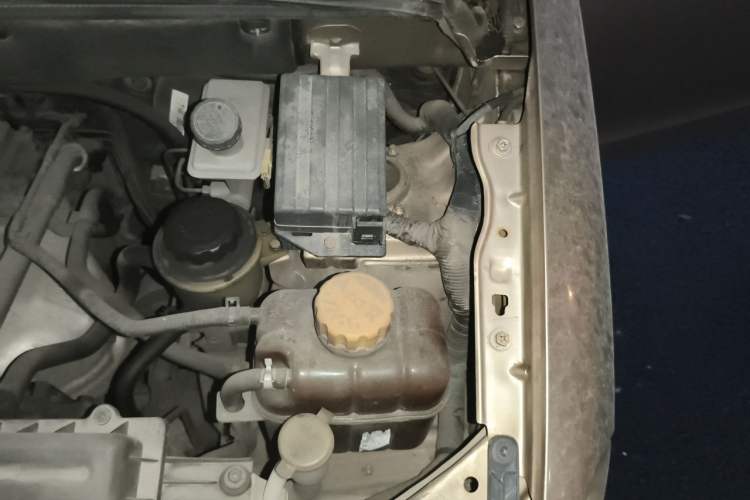 Used Wuling Hongguang 2013 1.5L Standard Version Engine Bay Left