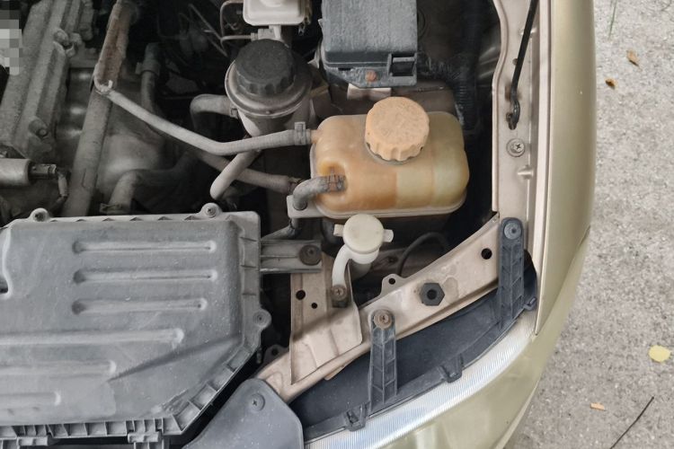 Used Wuling Hongguang 2013 1.5L Base Version Engine Bay Left