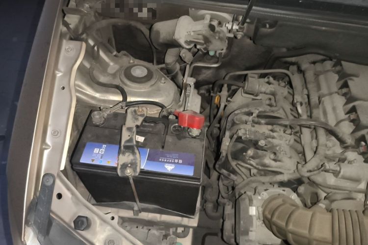 Used Wuling Hongguang 2013 1.5L Standard Version Engine Bay Right
