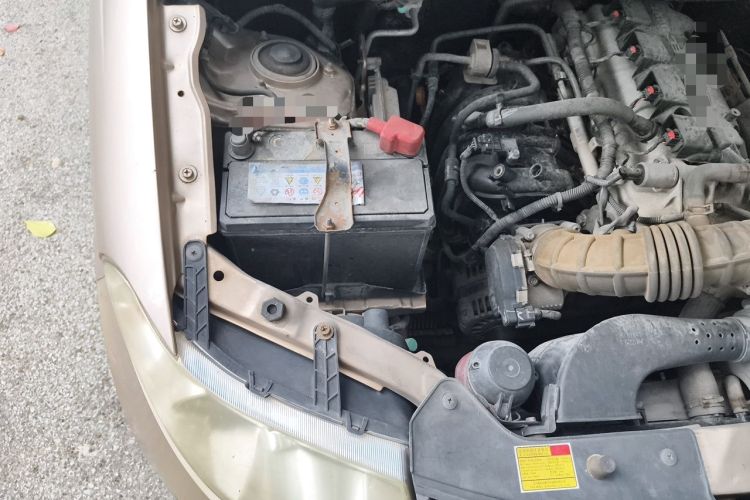 Used Wuling Hongguang 2013 1.5L Base Version Engine Bay Right