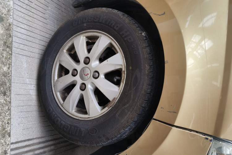 Used Wuling Hongguang 2013 1.5L S Luxury Model Right Front Wheel Hub