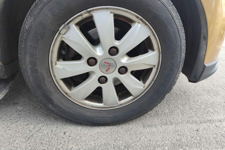 Used Wuling Hongguang 2013 1.5L S Comfort Model Right Front Wheel Hub