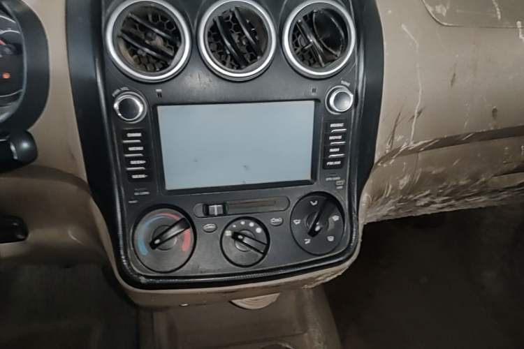 Used Wuling Hongguang 2014 1.2L Standard Model China IV Audio And AC Panel