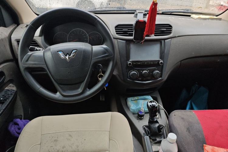 Used Wuling Hongguang 2014 1.2L Standard Model China IV Center Console