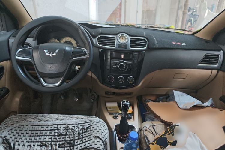 Used Wuling Hongguang 2014 1.5L S Comfort Model Center Console