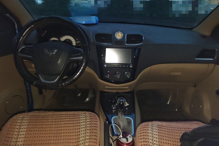 Used Wuling Hongguang 2014 1.5L S Comfort Model Center Console