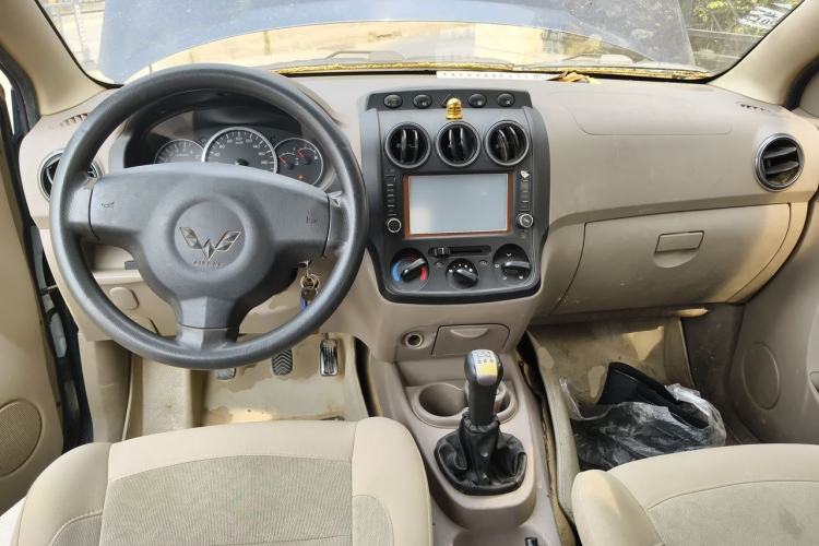 Used Wuling Hongguang 2014 1.2L Standard Model China IV Center Console
