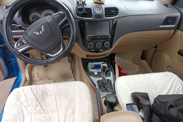 Used Wuling Hongguang 2014 1.5L S Luxury Model Center Console