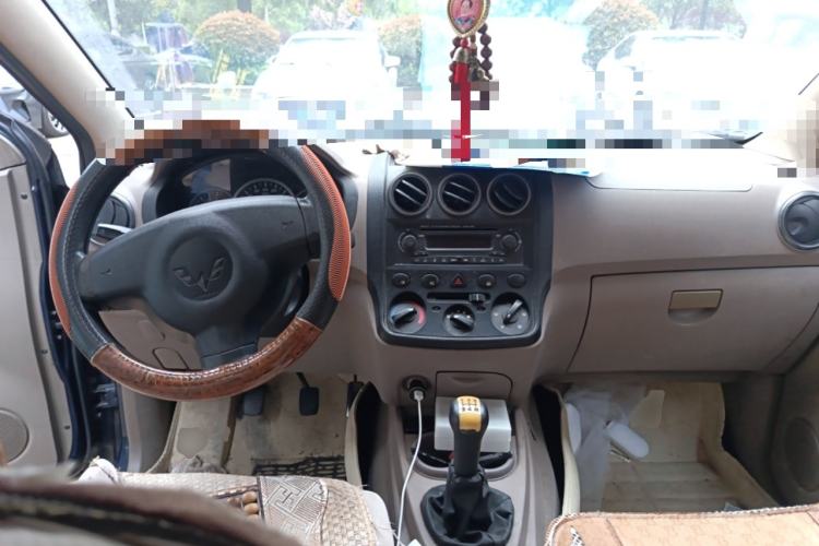 Used Wuling Hongguang 2014 1.2L Standard Model China IV Center Console